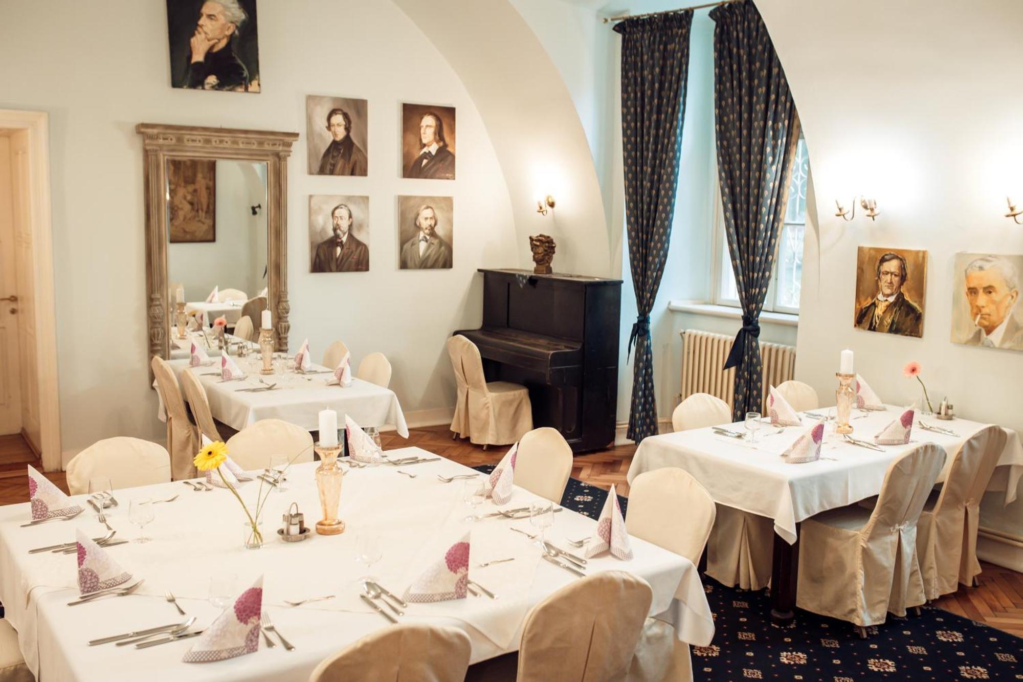 Hotel Kastiel Mojmírovce 외부 사진