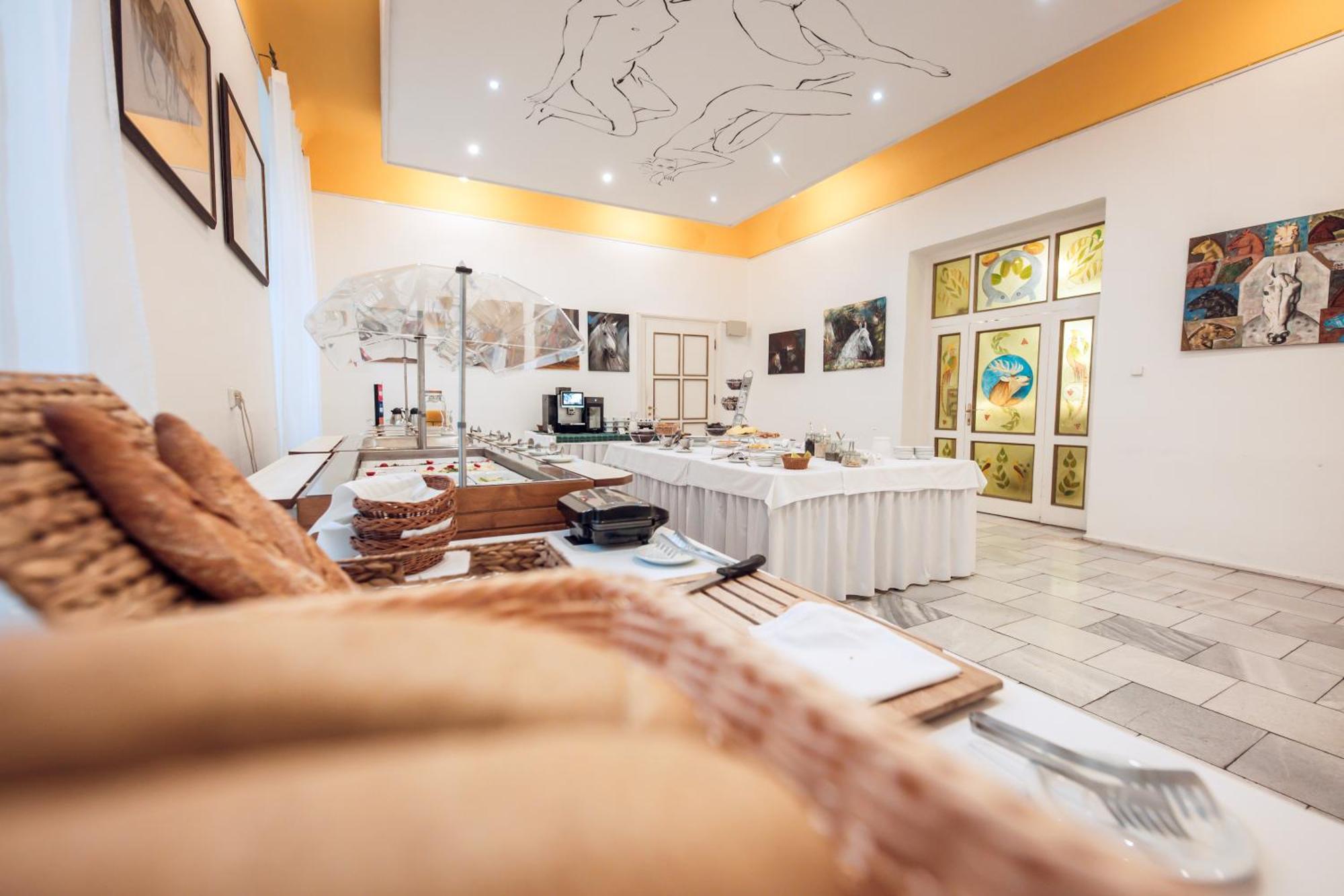 Hotel Kastiel Mojmírovce 외부 사진